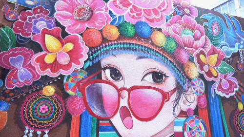 身穿民族服饰的“花小妹”墙绘